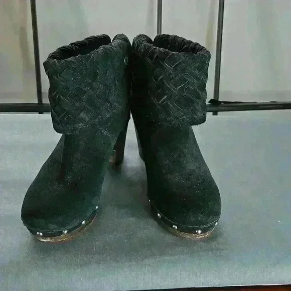 Ugg brand, wooden healed boots. Black suede size 5. - Picture 1 of 12